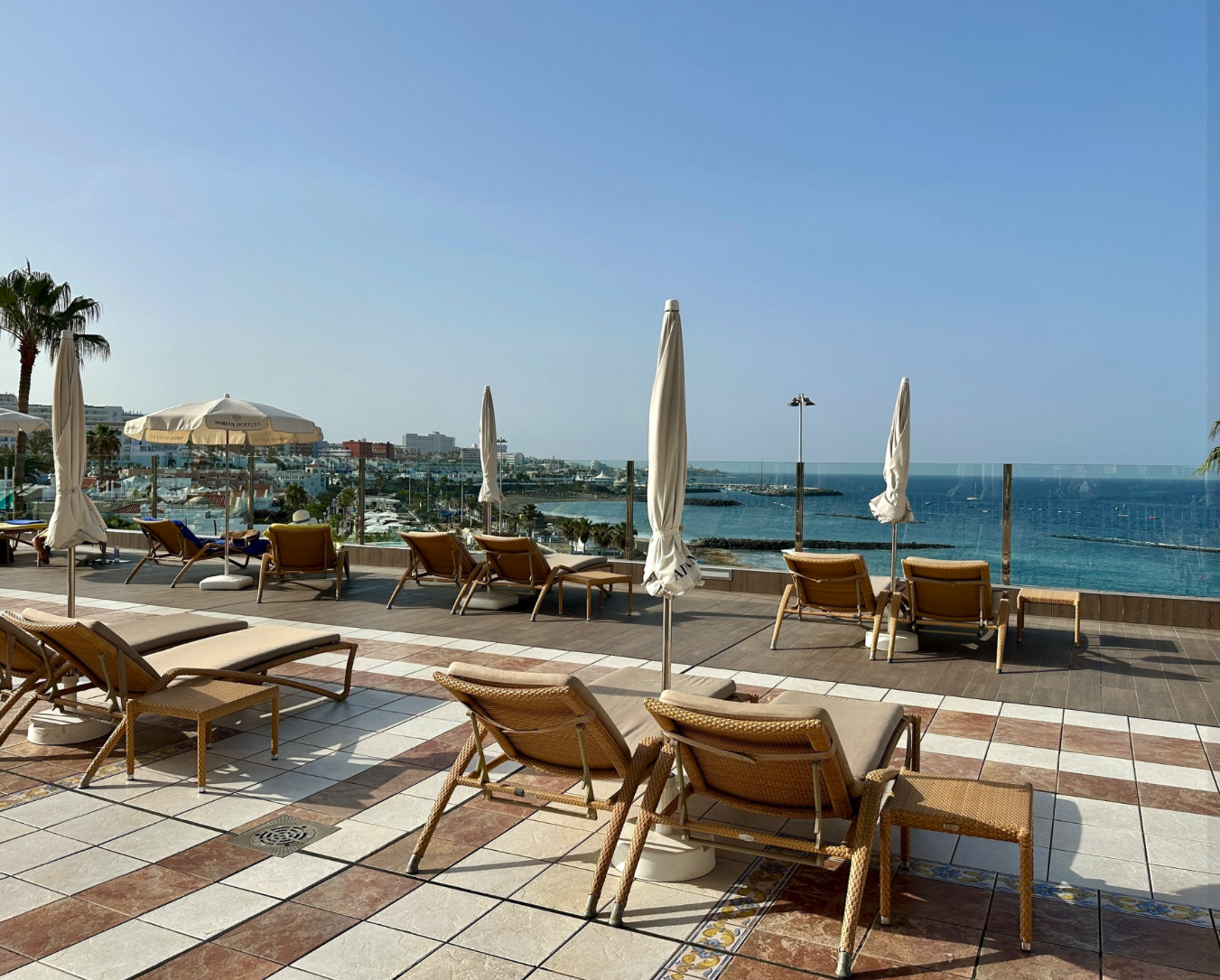 Solarium twin sunbeds