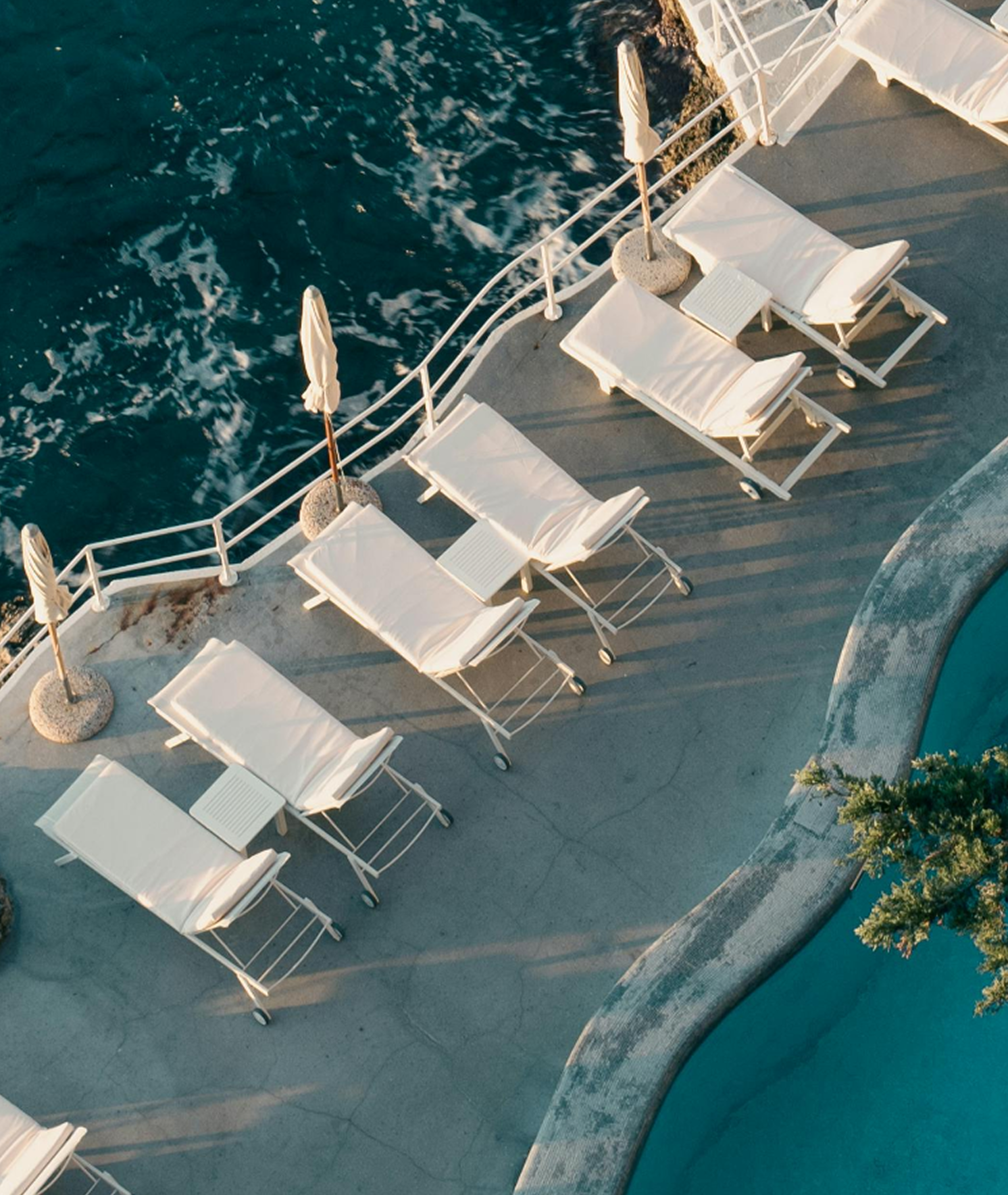 Tumbonas junto a la piscina